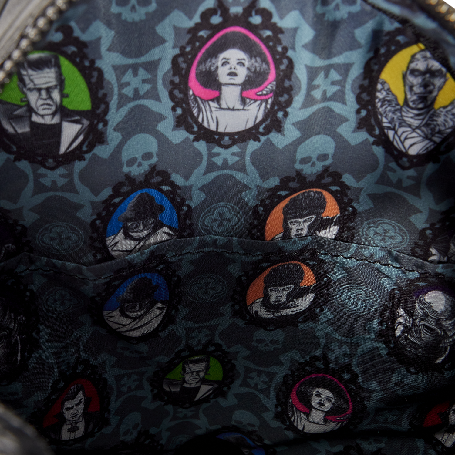 UMBK0038-LFUNIVERSALMONSTERSLENTICULARCAMEOMINIBACKPACK_372_png