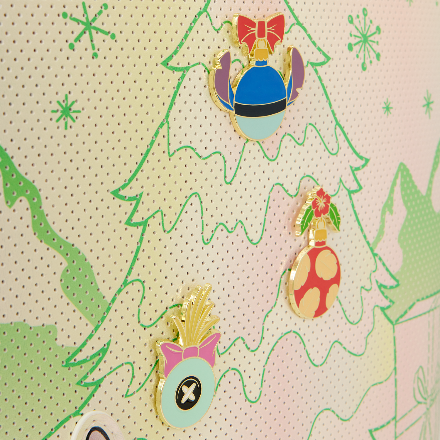 WDTB3370-LFDISNEYSTITCHHOLIDAYTOTE_118_png